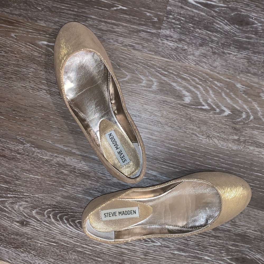 Steve Madden Gold Flats // Size 6!